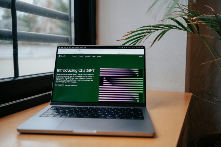 ChatGPT : Quel modèle est fait pour vous ? 2 ChatGPT sur un ordinateur portable