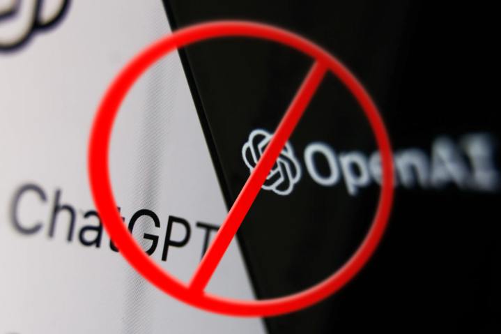 ChatGPT et Sora sont actuellement hors service 2 OpenAI and ChatGPT logos are marked do not enter with a red circle and line symbol.