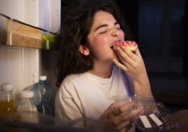Fille mangeant un donut, aliment ultraprocessé nuisible