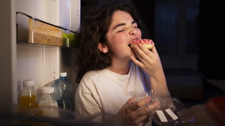 Fille mangeant un aliment ultra-transformé