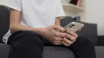 « ChatGPT a dit que j'avais tué mes enfants » : la réaction d'Arve face à l'écran 9 Deux parents portent plainte contre un chatbot : "Il a suggéré à nos enfants de nous tuer"