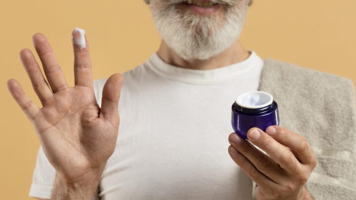 Fini les piqûres ? Une nouvelle crème remplace les vaccins par injection ! 2 Homme avec emballage de crème