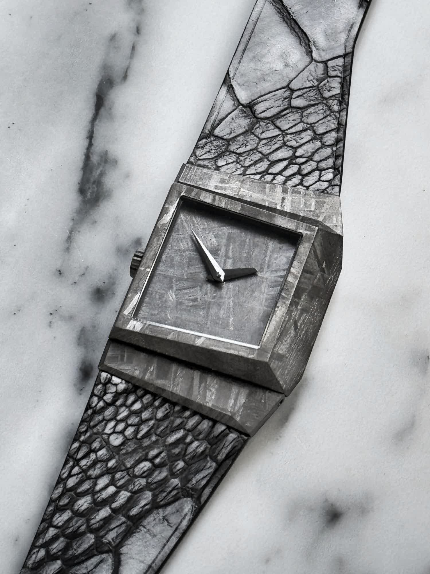 Hors du commun : Cette montre est faite d'une météorite vielle d'un million d'années ! 2 Hors du commun Cette montre est faite dun meteorite