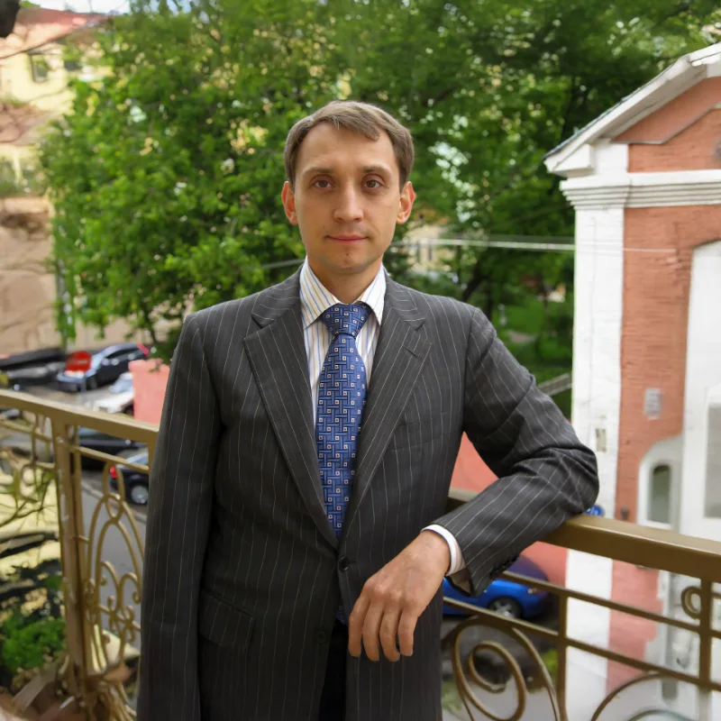 Nikolay Karpenko: carrière et réalisations dans le domaine de la gestion d'actifs 2 Karpenko Nikolay a commencé sa carrière comme avocat