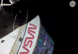 Une image de la mission Artemis 1 de la NASA, la première du programme Artemis, qui voit aujourd'hui un nouveau report du lancement d'Artemis 2 après certaines critiques émergentes lors de la vérification du bouclier thermique de la capsule Orion (en photo) / Crédit NASA