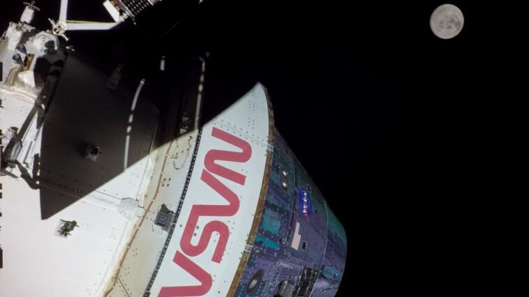 La NASA reporte encore le lancement d'Artemis 2 vers la Lune : la mission avec des astronautes repoussée à 2026 1 Une image de la mission Artemis 1 de la NASA, la première du programme Artemis, qui voit aujourd'hui un nouveau report du lancement d'Artemis 2 après certaines critiques émergentes lors de la vérification du bouclier thermique de la capsule Orion (en photo) / Crédit NASA