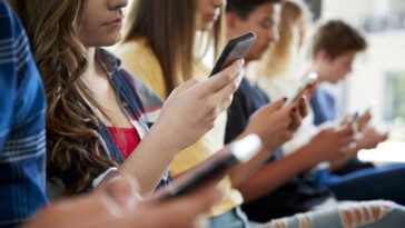 La relation complexe entre les adolescents et la technologie : 93 % estiment qu'ils devraient adapter leurs habitudes
