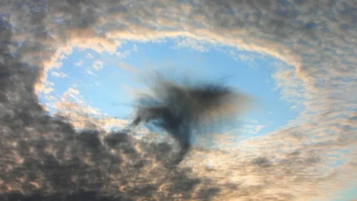 Le phénomène fascinant des trous dans le ciel créés par les avions 2 Le phenomene fascinant des trous dans le ciel crees par.webp