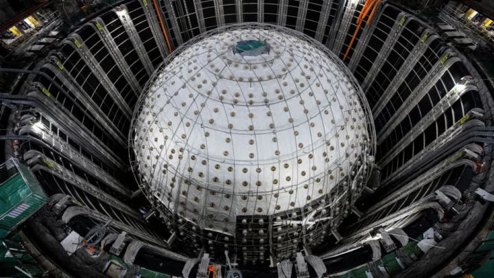 Ce projet chinois pourrait être la clé pour percer le mystère de l'origine de l'univers 2 Image du détecteur de neutrinos, le JUNO, de la Chine.