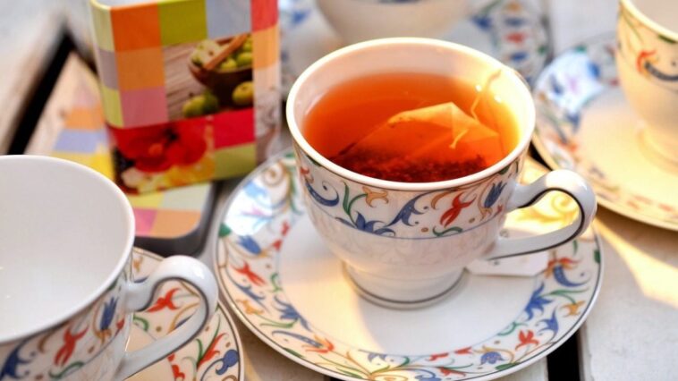 Les sachets de thé libèrent des milliards de microplastiques et nanoplastiques dans votre tasse : une étude révélatrice 1 Image