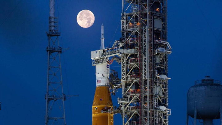 L'humanité devra patienter... La NASA repousse encore la mission habitée vers la Lune 2 Artemis na Terra com a Lua ao fundo