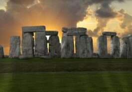 Pourquoi Stonehenge a-t-il été construit ? Une nouvelle étude pourrait percer le mystère éternel 75 Stonehenge, il più celebre e imponente cromlech (letteralmente circolo di pietre) che si trova vicino ad Amesbury nello Wiltshire, in Inghilterra, circa 13 chilometri a nord-ovest da Salisbury / Credit iStock