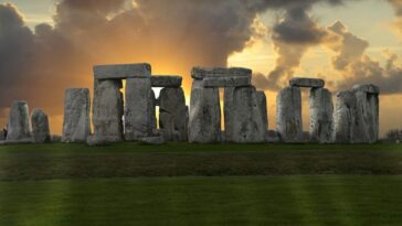 Pourquoi Stonehenge a-t-il été construit ? Une nouvelle étude pourrait percer le mystère éternel 30 Stonehenge, il più celebre e imponente cromlech (letteralmente circolo di pietre) che si trova vicino ad Amesbury nello Wiltshire, in Inghilterra, circa 13 chilometri a nord-ovest da Salisbury / Credit iStock