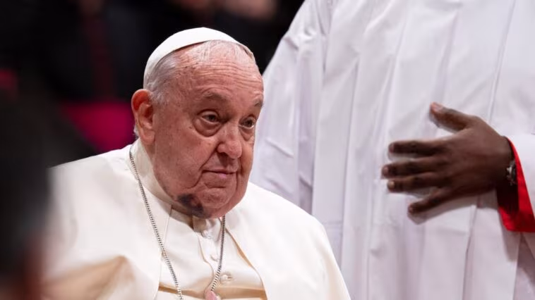 Pourquoi les personnes âgées développent-elles des hématomes visibles : l'exemple de Papa Francesco 1 Image