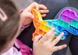 Près d'une personne sur 127 dans le monde est autiste 119 Enfant jouant