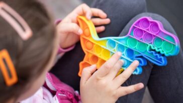 Près d'une personne sur 127 dans le monde est autiste 11 Enfant jouant