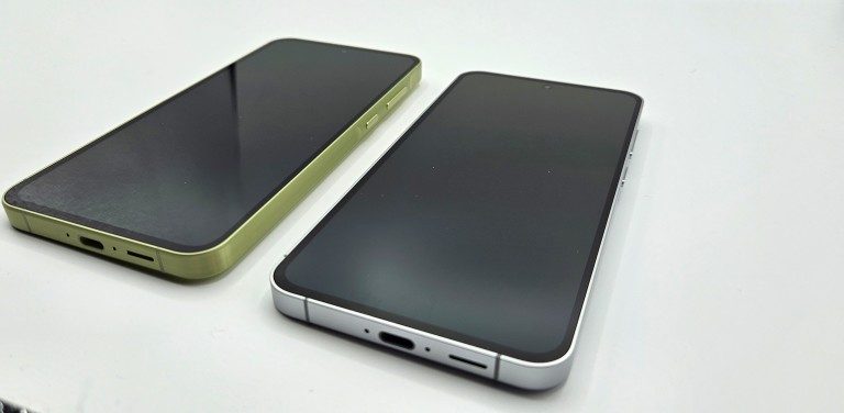 Galaxy A55 vs. S24 FE : Comparatif, qui offre le meilleur rapport qualité-prix ? 2 Lequel est lequel ? Pouvez-vous le reconnaître ? (Photo : Sven Wernicke)