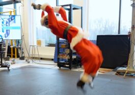 Regardez le robot Atlas de Boston Dynamics réaliser un saut arrière en costume de Saint-Nicolas ! 147 Regardez Le Robot Atlas De Boston Dynamics Realiser Un Saut.jpg