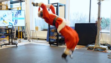 Regardez le robot Atlas de Boston Dynamics réaliser un saut arrière en costume de Saint-Nicolas ! 10 Regardez Le Robot Atlas De Boston Dynamics Realiser Un Saut.jpg