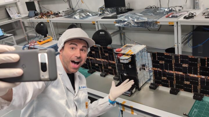 Un YouTuber va lancer un satellite qui prend une selfie avec la Terre en arrière-plan 2 Un YouTuber va lancer un satellite qui prend une selfie