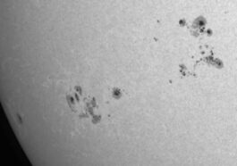 Un gigantesque groupe de taches solaires de 450 000 km se dirige vers la Terre 25 Le gigantesque complexe de taches solaires apparu sur le Soleil. Photo prise le 22 décembre depuis l'Allemagne. Crédit : Juergen Banisch / spaceweather.com