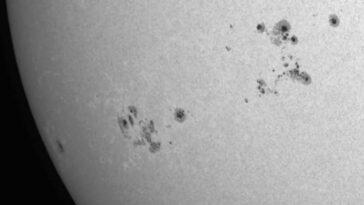 Un gigantesque groupe de taches solaires de 450 000 km se dirige vers la Terre 22 Le gigantesque complexe de taches solaires apparu sur le Soleil. Photo prise le 22 décembre depuis l'Allemagne. Crédit : Juergen Banisch / spaceweather.com