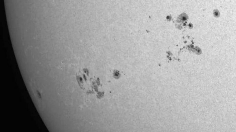 Un gigantesque groupe de taches solaires de 450 000 km se dirige vers la Terre 1 Le gigantesque complexe de taches solaires apparu sur le Soleil. Photo prise le 22 décembre depuis l'Allemagne. Crédit : Juergen Banisch / spaceweather.com
