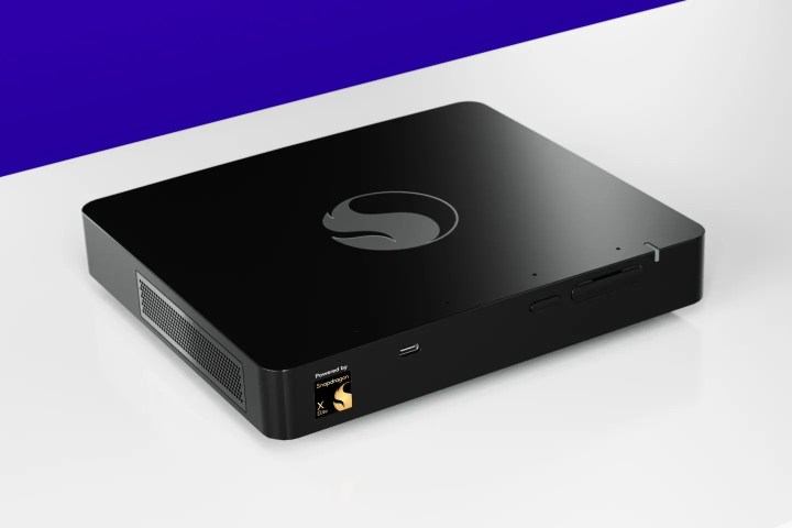 Un processeur révolutionnaire pour ordinateurs de bureau pourrait émerger d'une entreprise inattendue 2 Le kit de développement Qualcomm sur une table blanche.