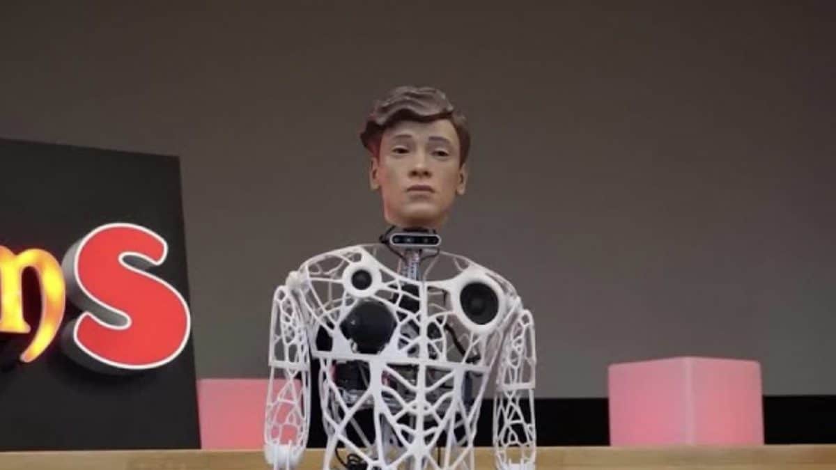Un robot a donné sa première leçon en Allemagne : découvrez ce qui s'est passé 101 Un robot a donné sa première leçon en Allemagne : découvrez ce qui s'est passé