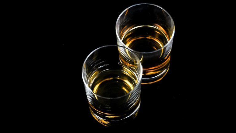 Comment jouer à tes jeux Windows sur Mac (Guide) 2 Whiskey Gläser