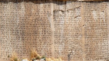 Un polymère inspiré de l'écriture cunéiforme : la clé du stockage numérique durable ? 28 Un Polymère Inspiré De L'écriture Cunéiforme : La Clé Du