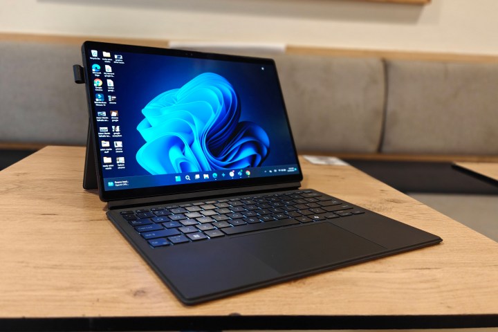 Je regrette d'avoir acheté l'iPad Pro. Cette tablette Windows étonnante m'a ouvert les yeux sur pourquoi 10 Asus ProArt PZ13 sitting on a table.