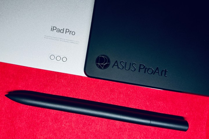 Je regrette d'avoir acheté l'iPad Pro. Cette tablette Windows étonnante m'a ouvert les yeux sur pourquoi 15 Asus ProArt PZ13 with iPad Pro and stylus.