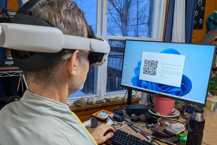 Les casques XR s'apprêtent à connaître une année décisive déterminante ! 5 Scanning Microsoft's Mixed Reality Link QR code with a Meta Quest 3.