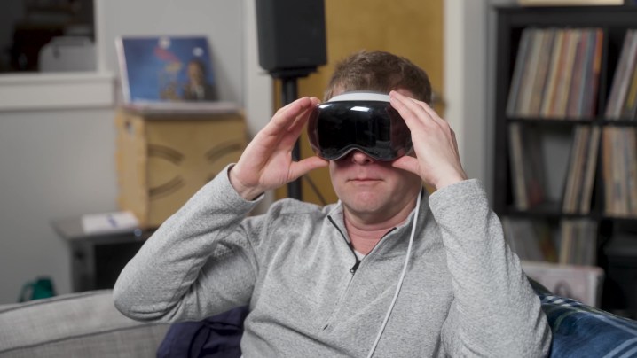 Les casques XR s'apprêtent à connaître une année décisive déterminante ! 4 A man adjusts an Apple Vision Pro headset over his eyes.