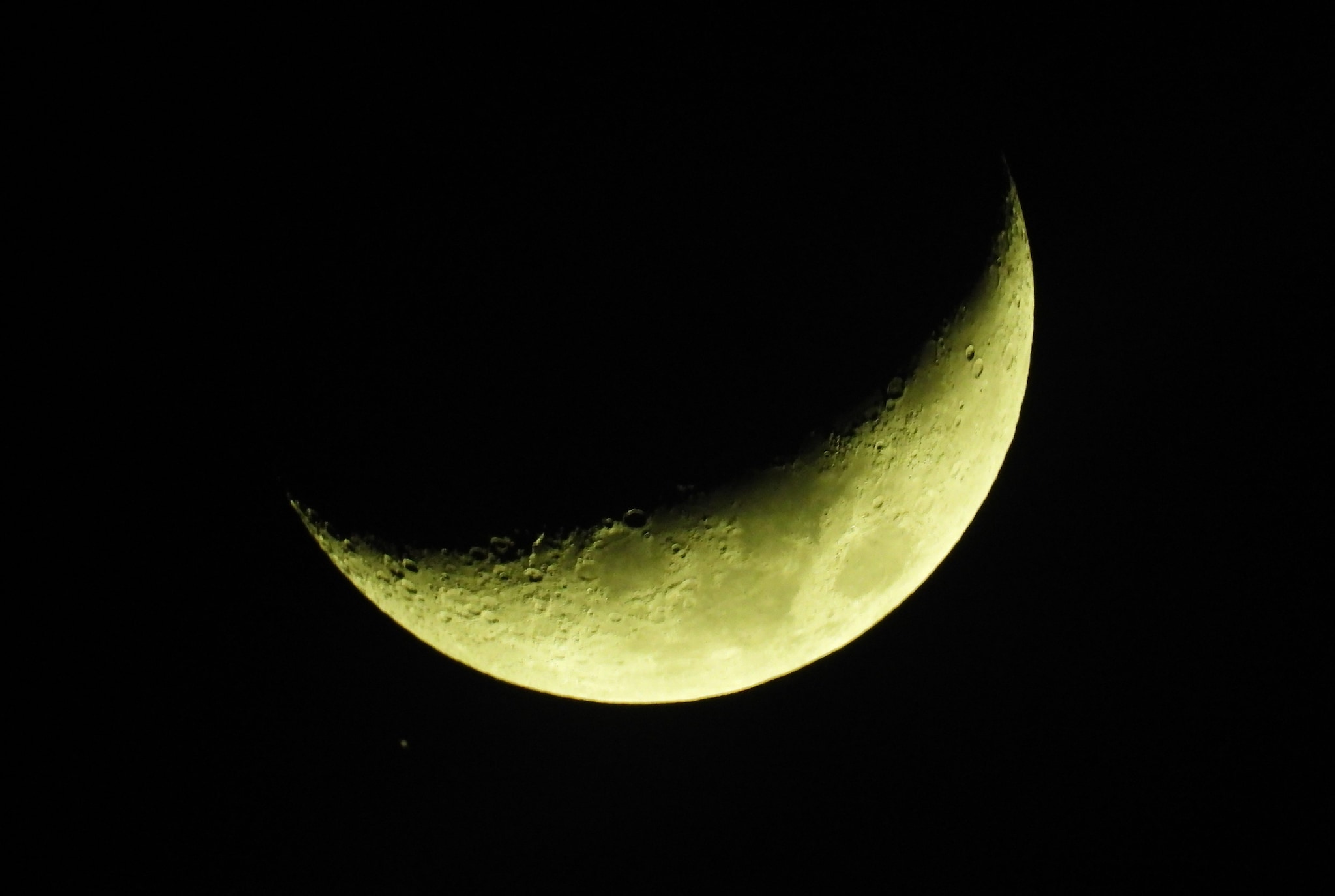 Saturne juste réapparue derrière le croissant de Lune. Crédit : Andrea Centini