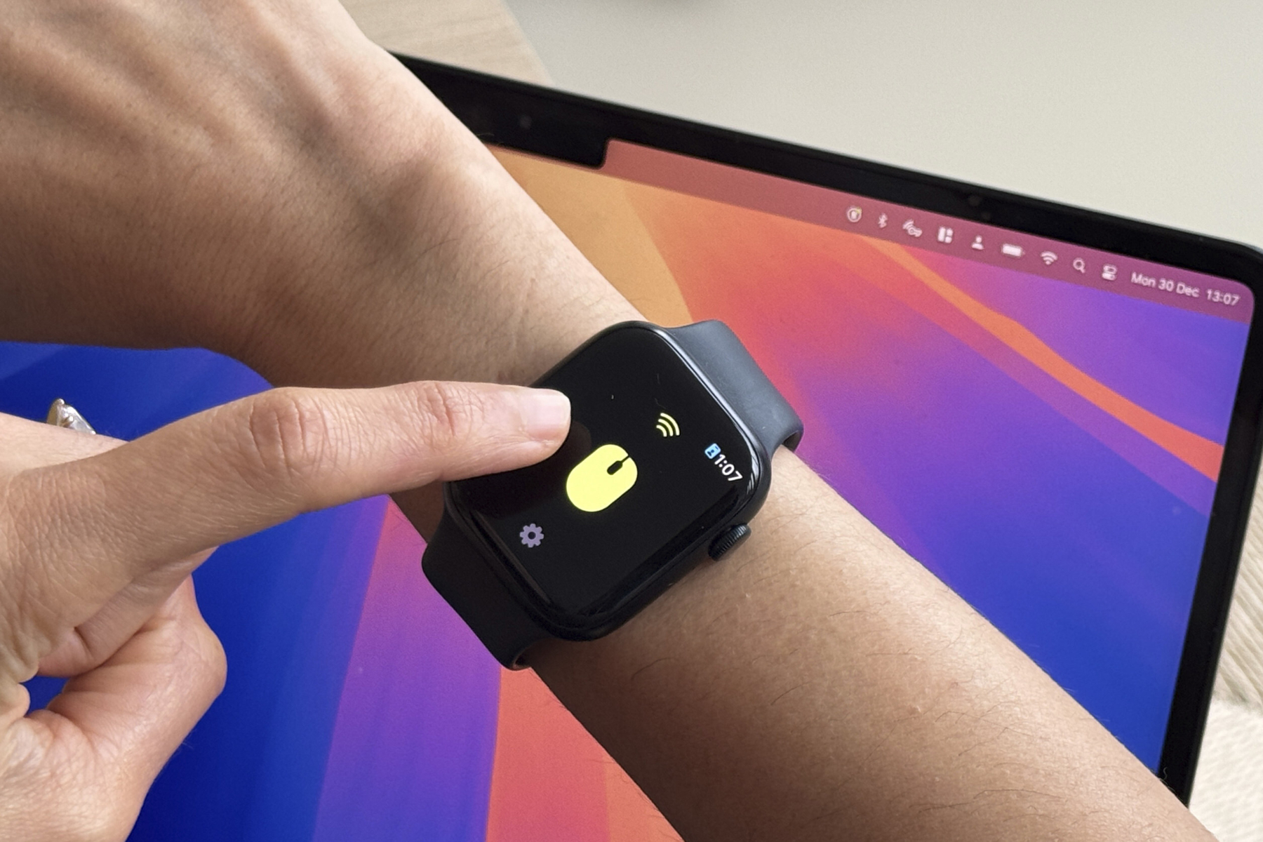 Cette application transforme votre Apple Watch en un hub de gestes pour Mac et maison intelligente 3 Personne utilisant l'application WowMouse sur son Apple Watch.