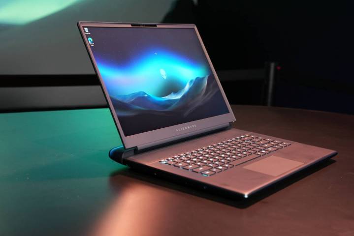 Alienware a ressuscité l'Area-51 — et c'est tout simplement époustouflant 6 L'ordinateur portable Alienware 16 Area-51 sur une table.