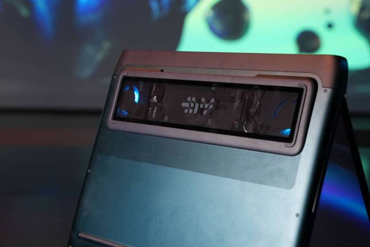 Alienware a ressuscité l'Area-51 — et c'est tout simplement époustouflant 8 La fenêtre du renflement au dos de l'Alienware 18 Area-51.