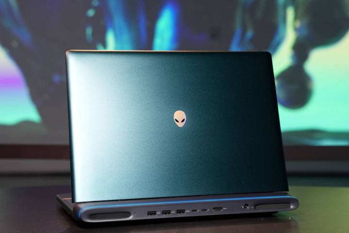 Alienware a ressuscité l'Area-51 — et c'est tout simplement époustouflant 7 Le couvercle de l'Alienware 18 Area-51 sur une table.