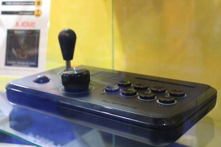 J'ai testé l'Atari Gamestation Go et j'ai plongé dans sa pure gloire rétro 3 atari gamestation go hands on controller 2