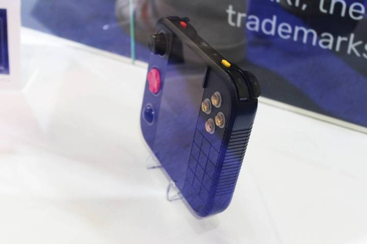 J'ai testé l'Atari Gamestation Go et j'ai plongé dans sa pure gloire rétro 4 atari gamestation go hands on controller 01