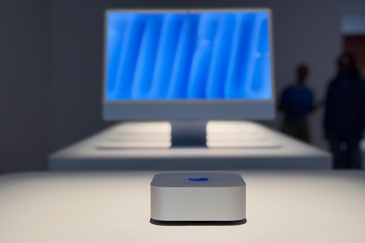 Après 20 ans, le Mac mini est plus performant que jamais 4 Le M4 Mac mini avec un écran en arrière-plan.