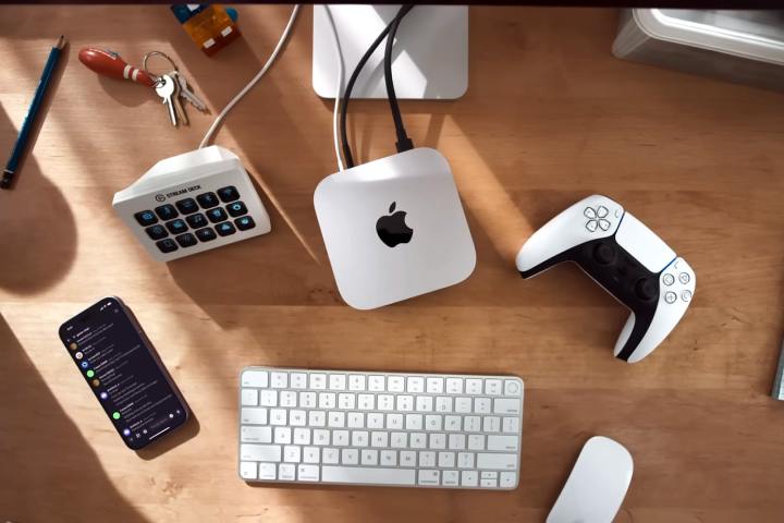 Après 20 ans, le Mac mini est plus performant que jamais 3 Le M4 Mac mini sur un bureau.