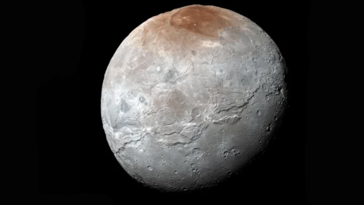 La formation de Pluton et de Charon : un phénomène fascinant de "baiser et capture" 4 Image de la lune Charon, la plus grande de Pluton