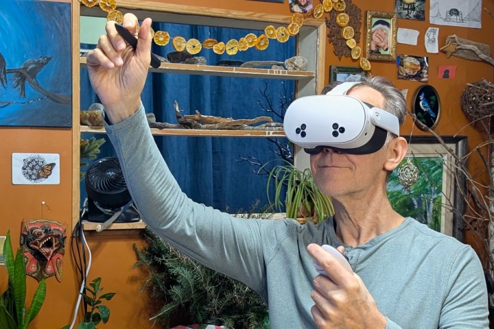 J'ai testé trois nouveaux gadgets VR qui rendent le Quest 3 et 3S encore plus impressionnants 5 Alan Truly draws in the air with Logitech's MX Ink stylus and the Meta Quest 3S.