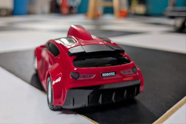 J'ai testé trois nouveaux gadgets VR qui rendent le Quest 3 et 3S encore plus impressionnants 8 A closeup shows the Kobotix logo on the Real Racer XR RC car.