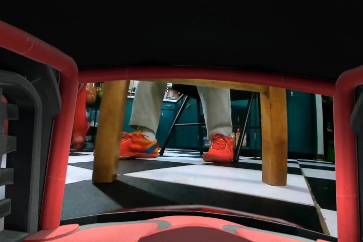 J'ai testé trois nouveaux gadgets VR qui rendent le Quest 3 et 3S encore plus impressionnants 9 Real Racer XR lets me drive and RC car like I'm behind its tiny wheel.