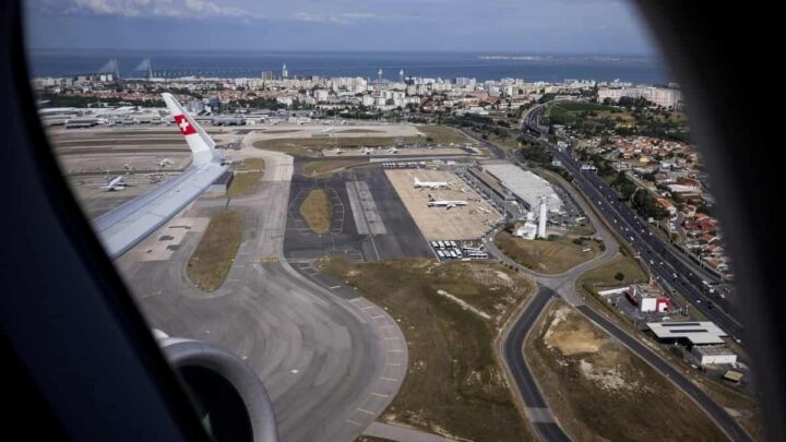 Une nouvelle étude révèle un risque caché pour la santé des habitants proches des aéroports 3 Vue d'un avion à l'aéroport de Lisbonne Humberto Delgado