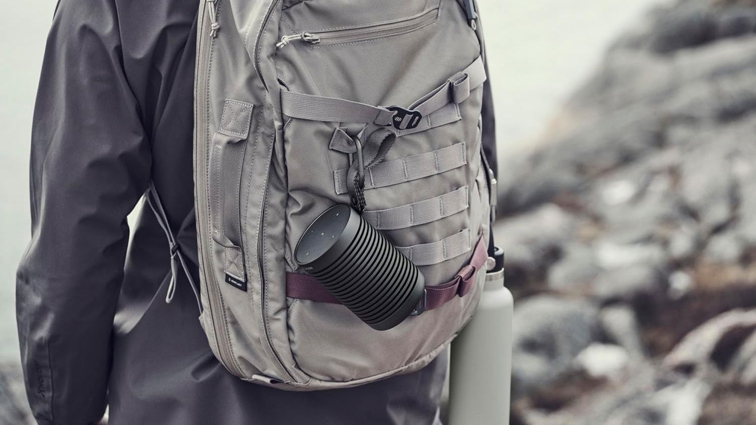 Cette enceinte avec son HiFi et résistance à l'eau dispose de 27h d'autonomie et d'un prix incroyable 4 Bang & Olufsen Beosound Explore suspendu